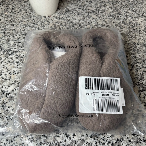 Victoria's Secret NWT Brown Slippers Size Large - Picture 1 of 6